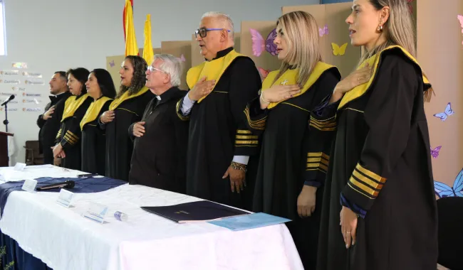 Mesa directiva en los grados del INPEC