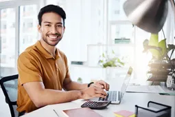 Hombre digitando en computador