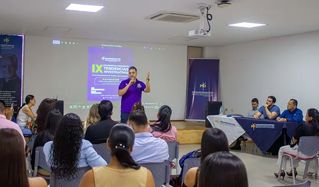 El Mgtr. Miguel Eduardo Posada Haddad, consultor en tecnología e innovación, presenta su ponencia dirigiéndose al público del coloquio.