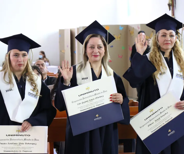 Mujeres privadas de la libertad graduadas en Administración de Empresas