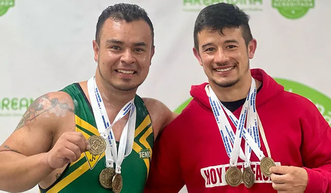 Duban Andrey Torres y Doyler Eustoquio Sánchez enseñando medalla