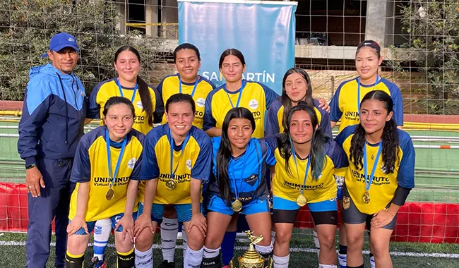 Equipo posando con uniforme amarillo