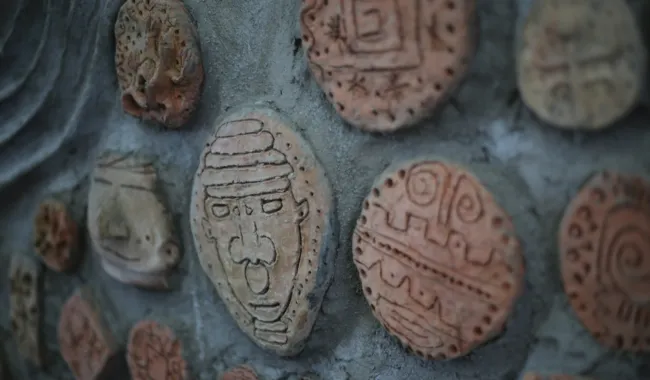 Figuras de arte rupestre en proceso durante el proceso de construcción del mural.