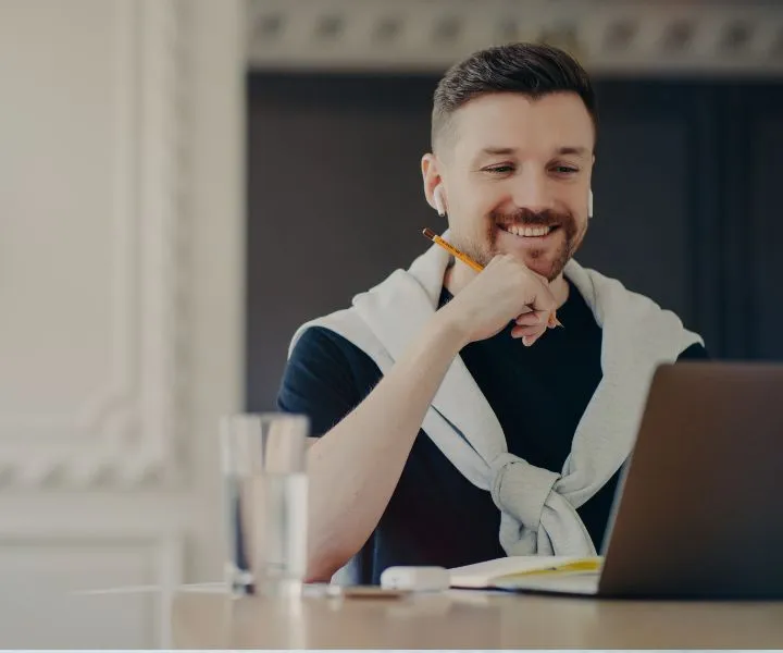 estudiante con computador portátil