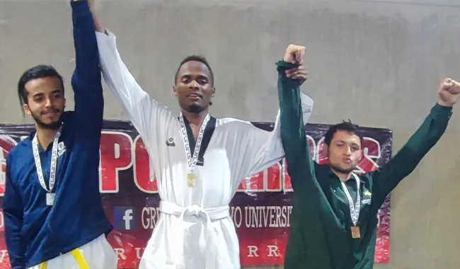 Estudiantes de Taekwondo en pódium 