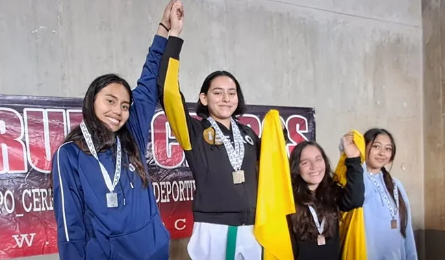 Estudiantes en pódium 