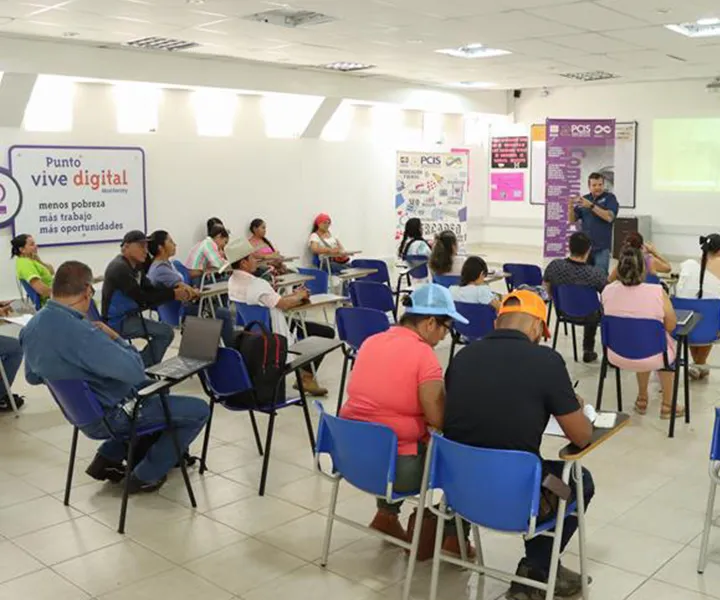 Participantes hombres y mujeres emprendedores del taller Emprendimiento a Otro Nivel