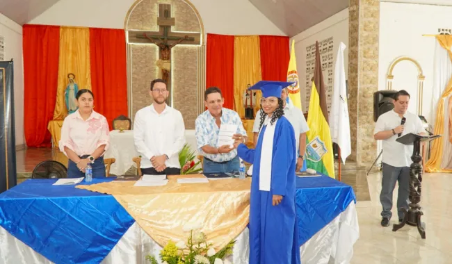 Hombre entregando diploma de graduación