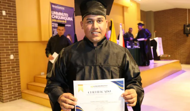 Soldado Esteban Gabriel Villalba con su certificado 