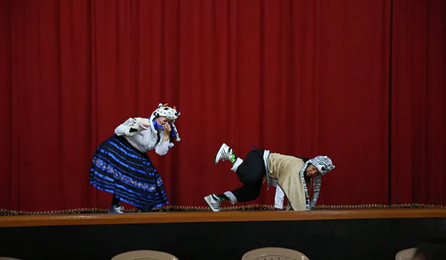 Pareja de estudiante bailando