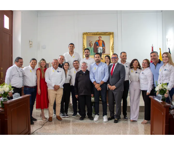 Autoridades y representantes institucionales posan junto al Padre Diego Jaramillo en la Asamblea Departamental de Norte de Santander durante un acto de reconocimiento.