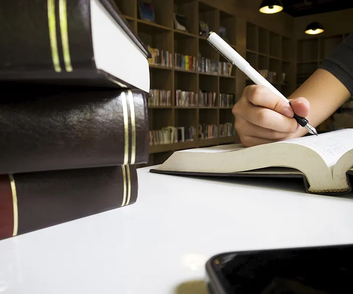 Estudiante preparándose para ser abogado