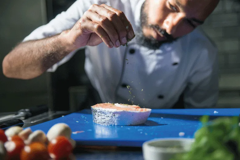 Hombre cocinando un pescado 