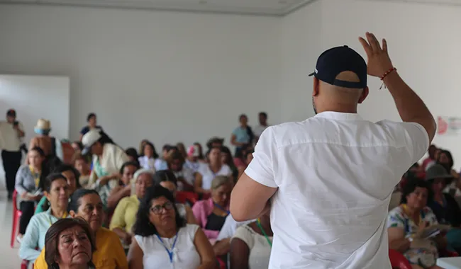 Hombre hablando en público