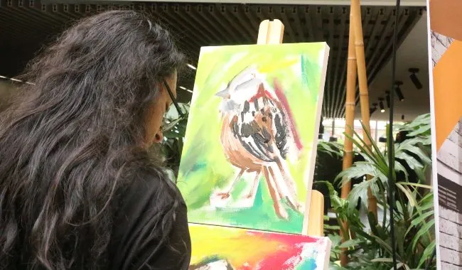 En la foto: El artista Dairon Castro haciendo ilustraciones sobre aves