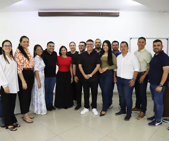 Estudiantes y directivos de UNIMINUTO CU Neiva durante lanzamiento de maestría.