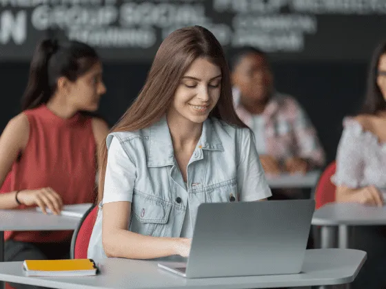 Mujer estudiante trabajando en computador