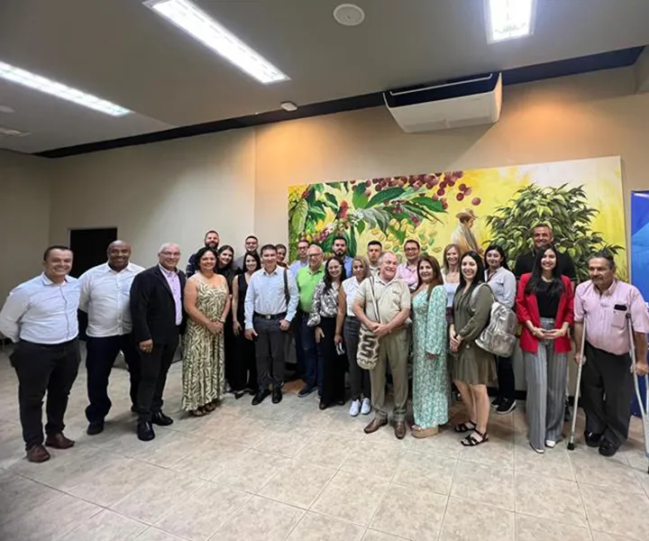 foto con empresarios e instituciones en Armenia