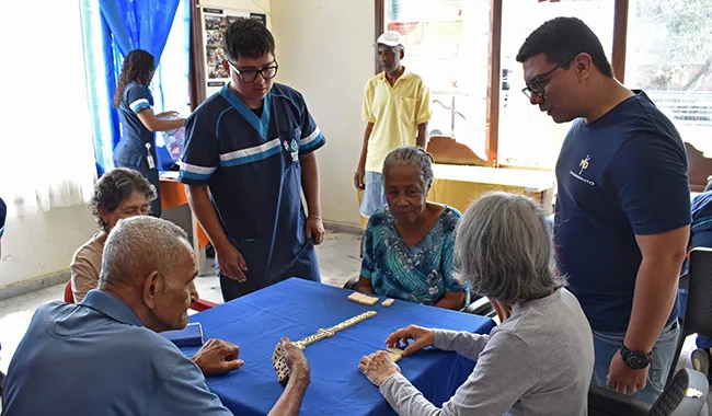 Adultos mayores son acompañados por voluntarios de UNIMINUTO Centro Occidente