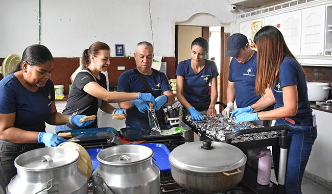Colaboradores UNIMINUTO apoyan jornadas de voluntariado en fundación para adultos mayores