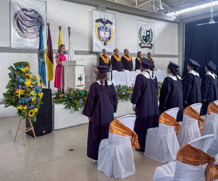 Foto de graduados en ceremonia