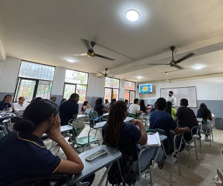 Foto de estudiantes en aula de clases