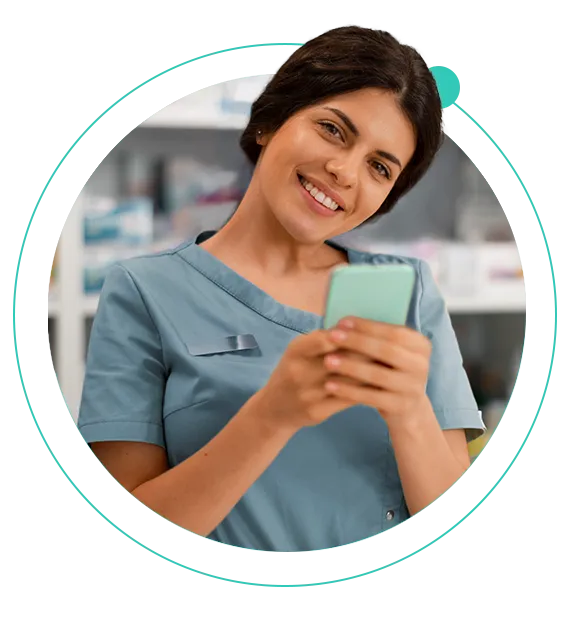 doctora celular en mano para Tele-orientación