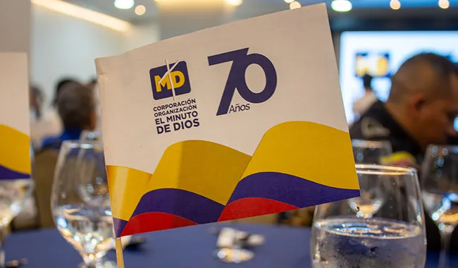 Bandera con logo de La Organización Corporación El Minuto de Dios 