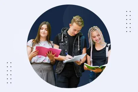 Tres personas estudiantes estudiando