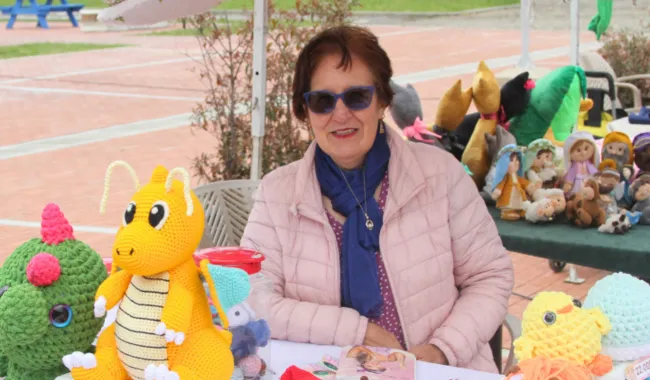 Emprendedora de Ciudad Bolívar que muestra con orgullo su trabajo artesanal
