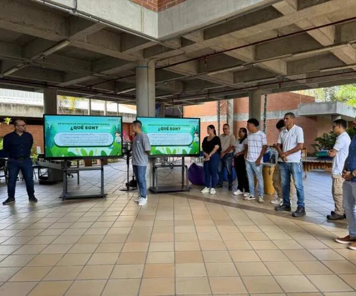 Personas compartiendo en centro universitario