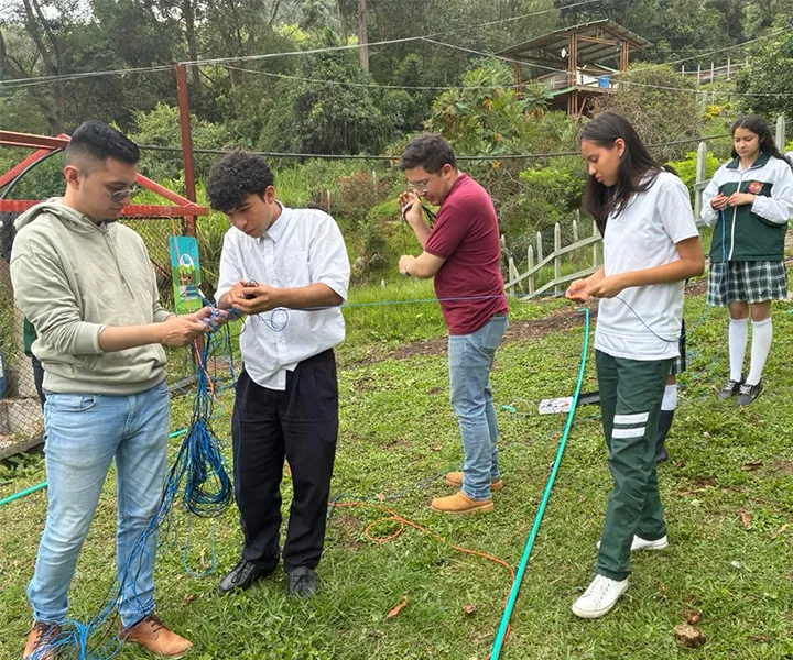 Estudiandes del colegio Formemos de Tena y Colaboradores PCIS, en el montaje de sensores para el Biodigestor.
