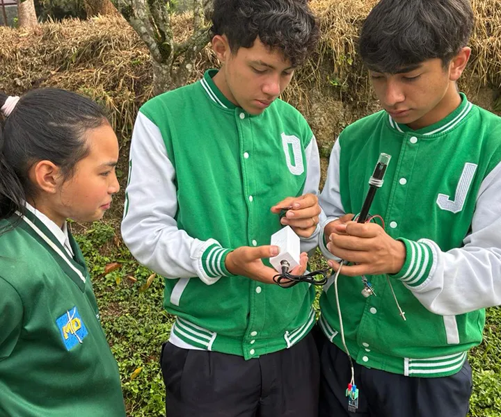 Estudiantes del semillero Jóvenes Emprendedores e Investigadores, armando un sensor para el Biodigestor. 