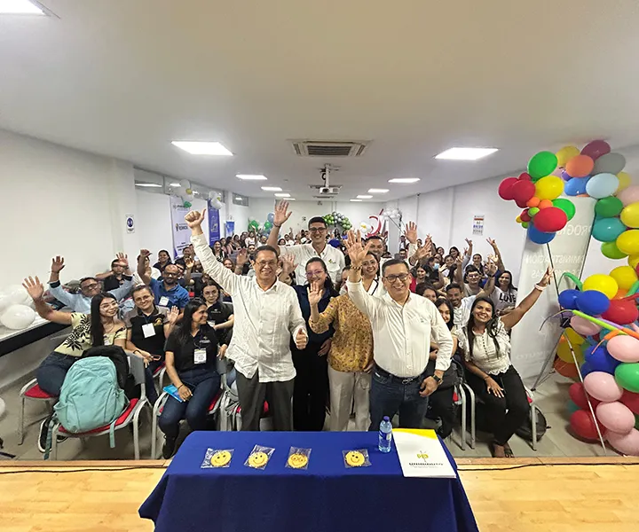 Foto grupal con estudiantes, docentes y empresarios