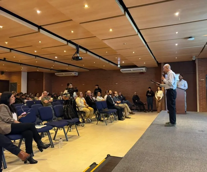 Foto de ponente y público