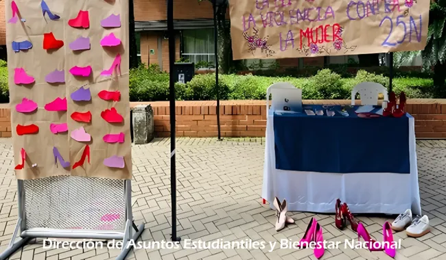 Fotografía actividad 25N diferentes zapatos femeninos