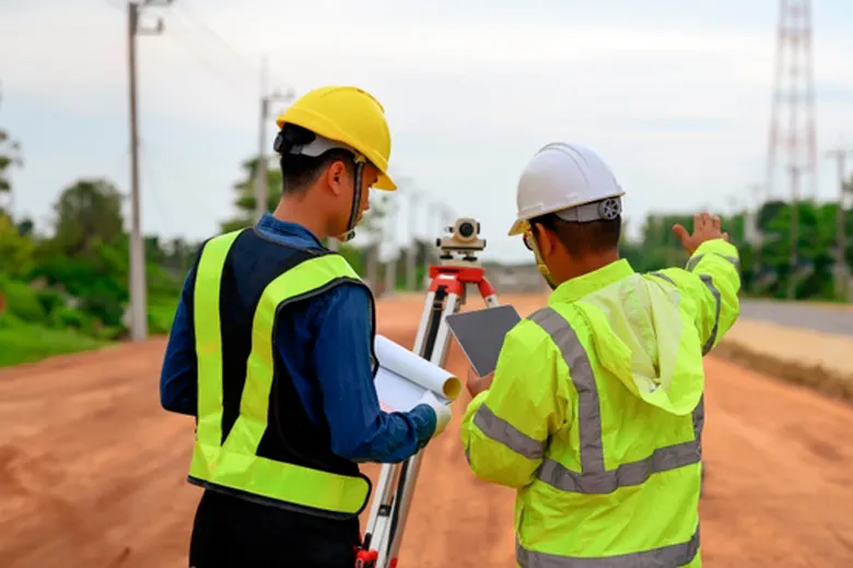 Dos obreros en la construcción con cascos