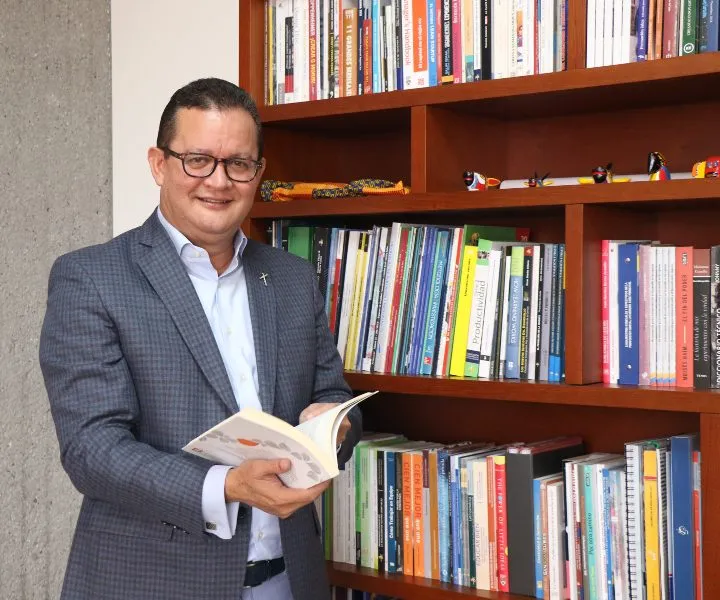 Foto del Padre Harold Castilla Devoz, Rector General de UNIMINUTO