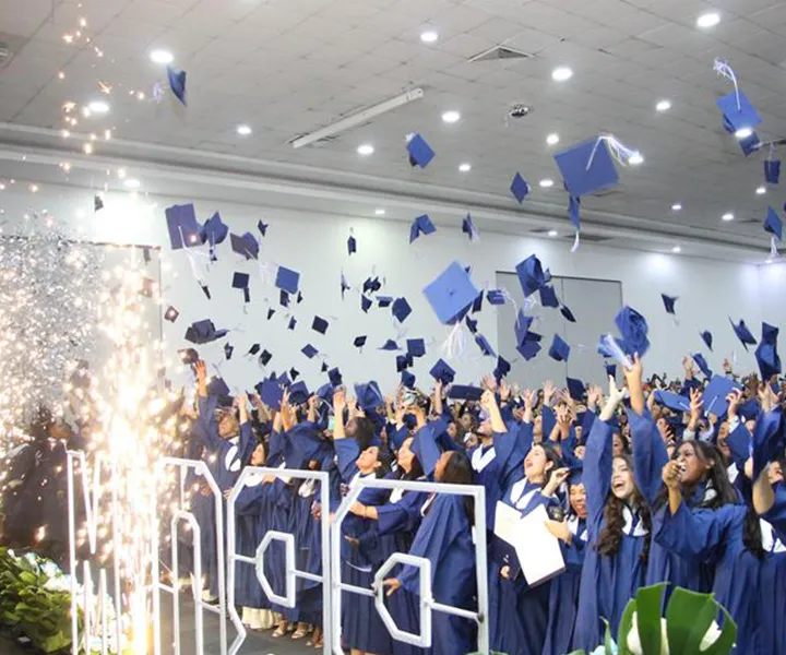 La emoción de jóvenes en ceremonia de grados en Centro Occidente