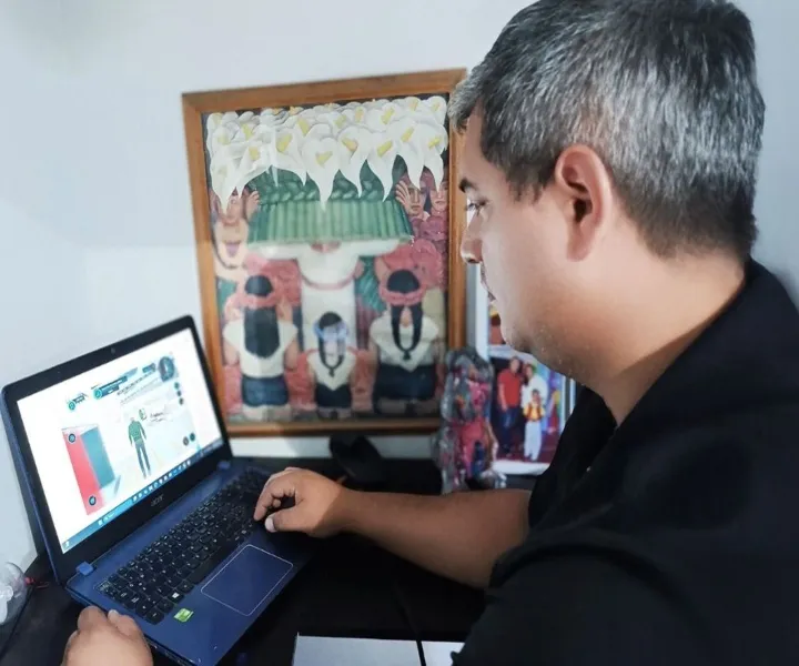 estudiante con computador ganador del reto Virtual Plant Express