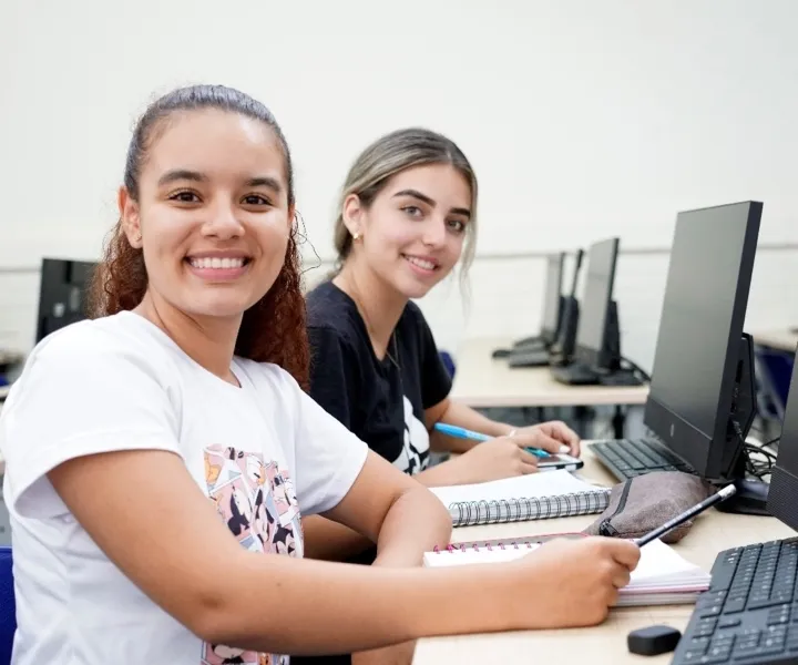 estudiantes de UNIMINUTO en aula con computadores