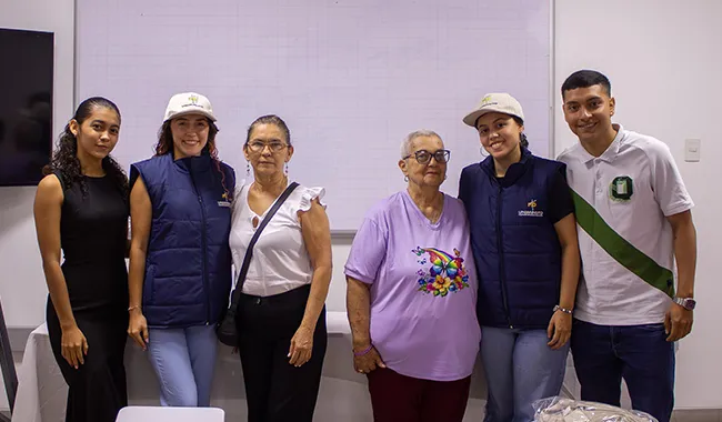 Estudiantes de Trabajo Social del CU Cúcuta junto acompañantes durante la ceremonia de envío en el Centro Universitario Cúcuta.