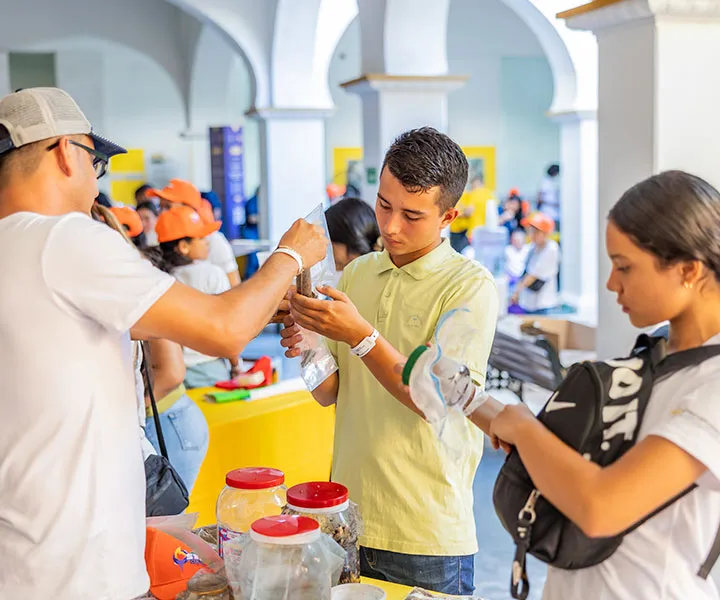 Dos estudiantes participantes en la feria STEM 2025