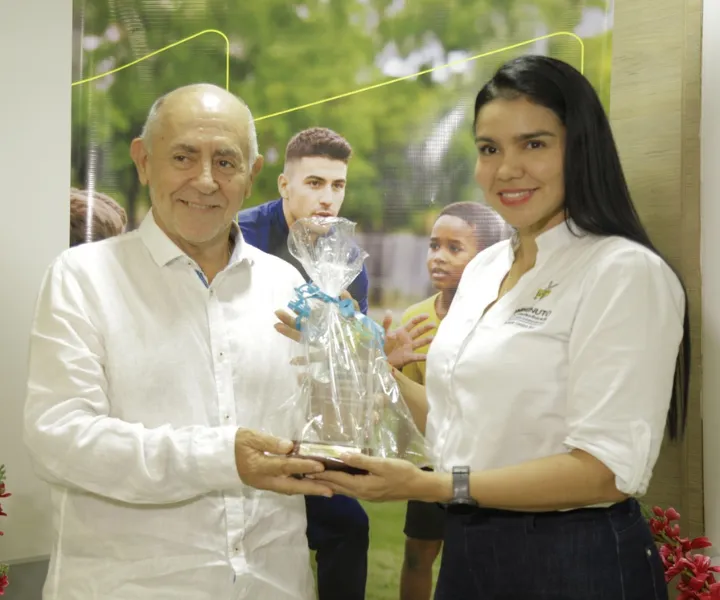 José María Yepes de la Torre y Martha Lugo Directora del Centro Universitario de Neiva