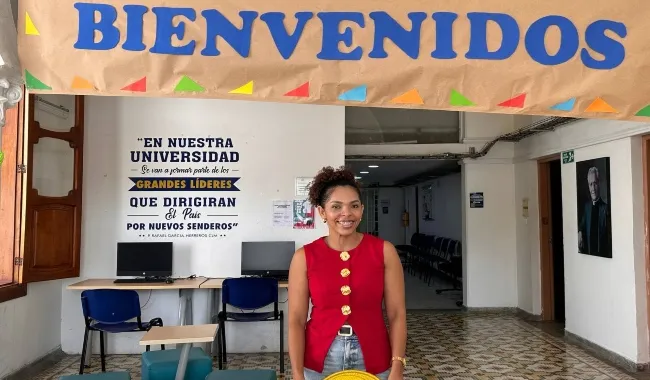estudiante en salón de bienvenida