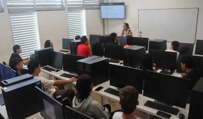 estudiantes en salón de cómputo