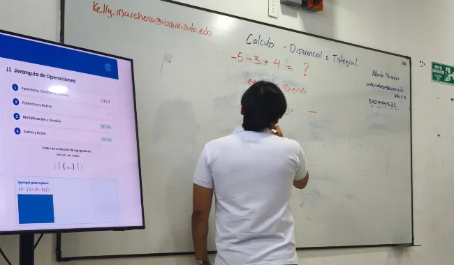 profesor frente al tablero
