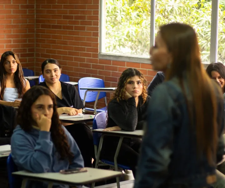 profesora con estudiantes en aula de clase