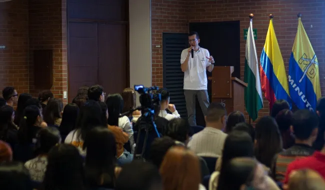 profesor con estudiantes en un auditorio
