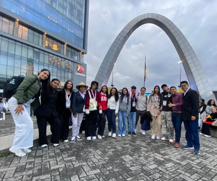 Estudiantes y docente del programa de Administración de Empresas Turísticas y Hoteleras de UNIMINUTO Sede Tolima-Huila en la entrada de Corferias, Bogotá, durante su visita académica a la Vitrina Turística ANATO 2026.